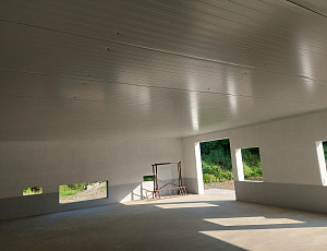 Podhled novostavby haly pro chov drůbeže